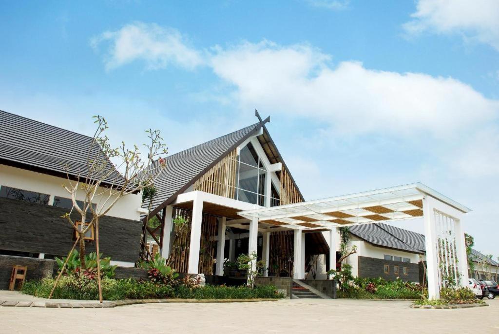 Rumah Kito Resort Hotel Jambi By Waringin Hospitality Exteriör bild