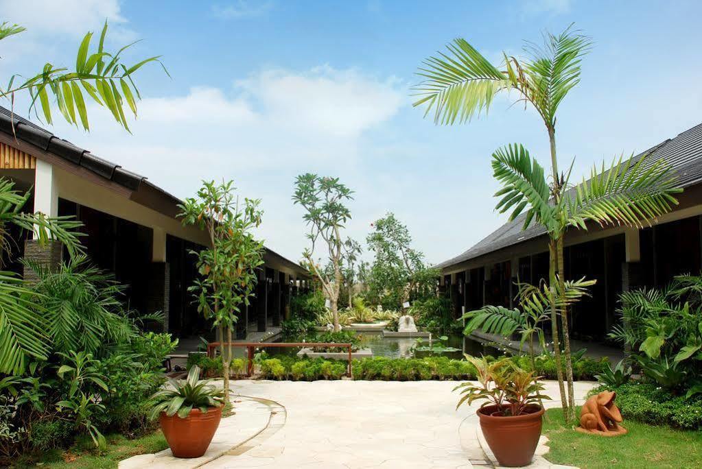 Rumah Kito Resort Hotel Jambi By Waringin Hospitality Exteriör bild